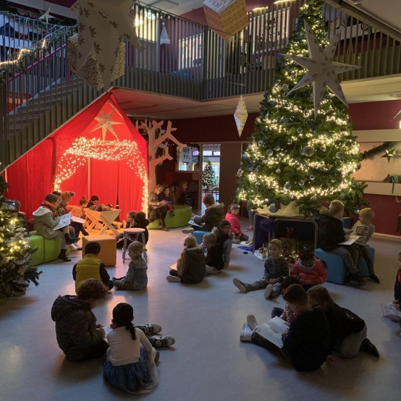 kerstboom lezende kinderen